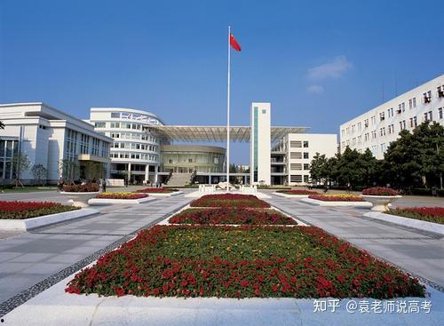 南京财经大学天台吃瓜,学子们的新休闲方式